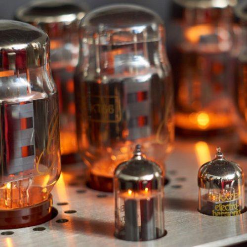 Лампов усилвател Synthesis Action A100 Titan на достъпна цена от Аудио Арте Synthesis Action A100 Titan осигурява минимум 2х100 вата изходна мощност от 8броя KT66 в Ultra-Linear (UL) - push/pull режим.