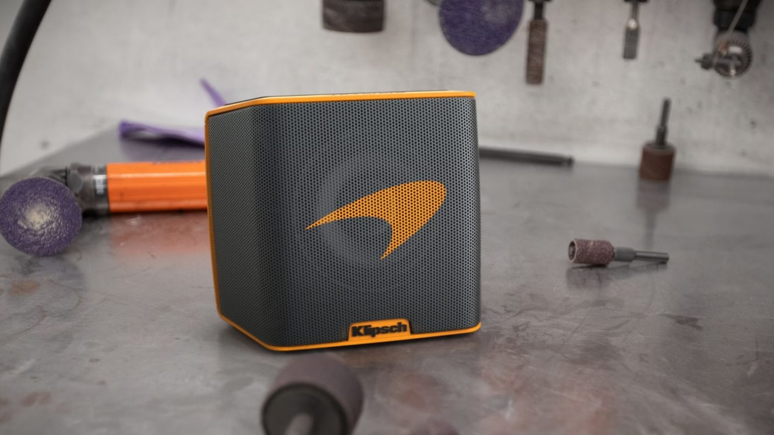 Безжична Тонколона Klipsch Groove ll McLaren Edition на достъпна цена от Аудио Арте Klipsch Groove ll McLaren Edition,Klipsch,Groove,Bluetooth,bluetooth тонколона,безжична томколона,компактна тонколона,АудиоАрте