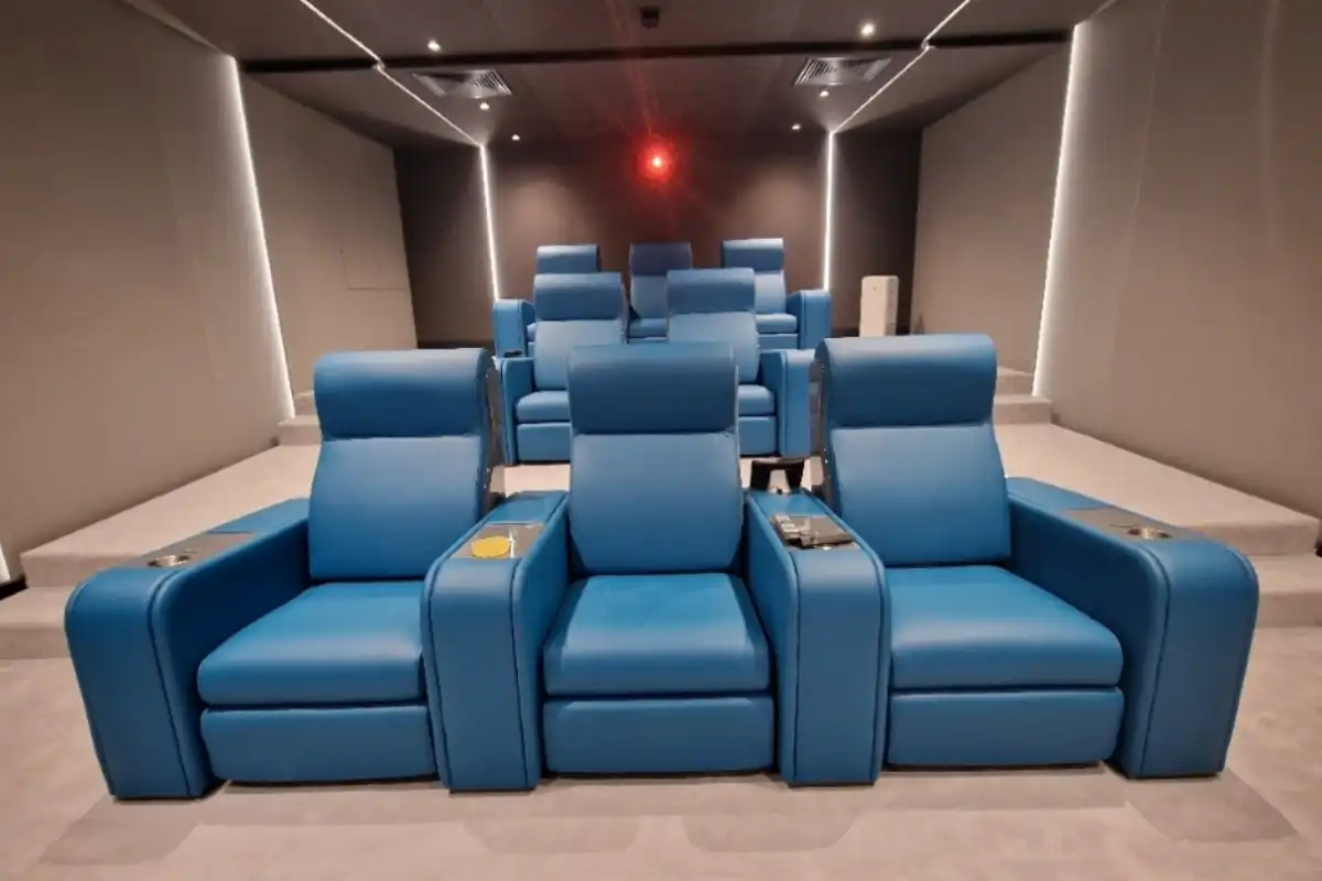 Модерен домашен киносалон с Dolby Atmos аудио система и голям екран