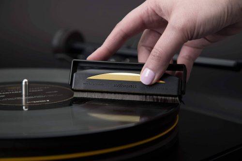 Четка за плочи AudioQuest Gold Anti-Static Record Brush на достъпна цена от Аудио Арте AudioQuest Gold Anti-Static Record Brush,Anti-Static Record Brush,четка за винилови плочи, AudioQuest, аксесоари за грамофони, АудиоАрте